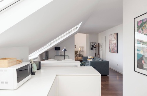 Sao Sebastiao da Pedreira Apartment | Trendy Deco Gem in the Heart of the City Center