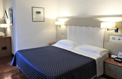 Ponte San Giovanni Hotel | Deco Hotel: 4-Star Retreat with Spa & Family-Friendly Perks