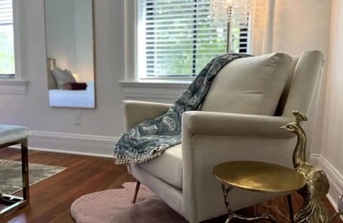 Mount Auburn House | Top-Rated Deco On Mulberry OTR with Free Parking & Breakfast
