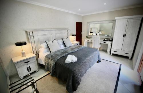 Polokwane House | Discover Decollage Estate: Rated 9/10 with Pool & Breakfast