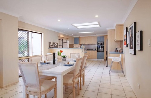 Robertson House | Inviting 4BD Family House with Pool and Breakfast Included