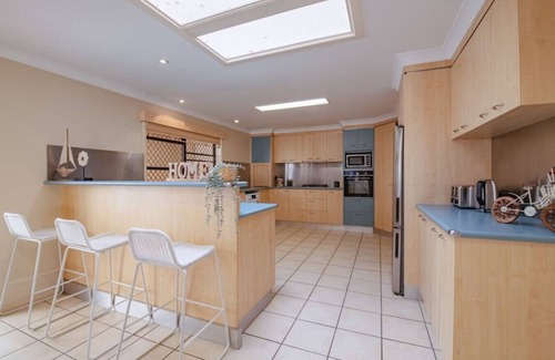Robertson House | Inviting 4BD Family House with Pool and Breakfast Included
