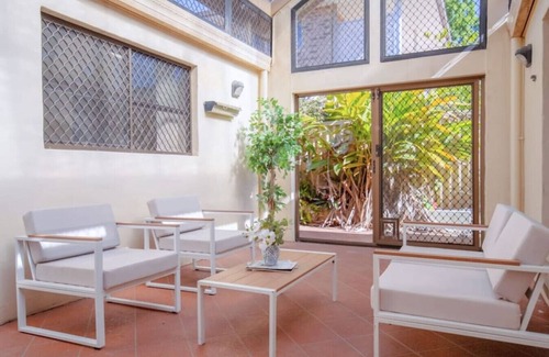 Robertson House | Inviting 4BD Family House with Pool and Breakfast Included