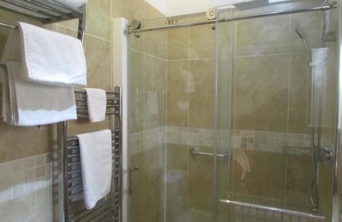 Fritton Bed & Breakfast | Stunning Decoy Barn Fritton: Oceanfront & Wheelchair Accessible