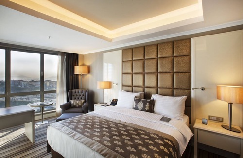 Ust Bostanci Hotel | Elegant Dedeman Bostancı: 5-Star Stay with Pool & Spa