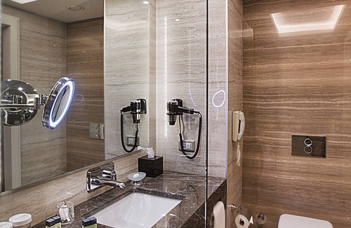 Ust Bostanci Hotel | Elegant Dedeman Bostancı: 5-Star Stay with Pool & Spa