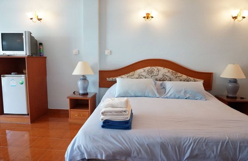 Cha-am House | Cozy Dee-Lek Guesthouse with Restaurant & Breakfast Included
