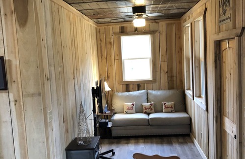 Wedowee Cabin | DeeDee's Hideaway: Serene Waterfront Retreat with Spa