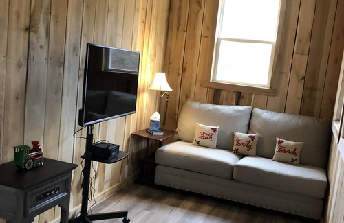 Wedowee Cabin | DeeDee's Hideaway: Serene Waterfront Retreat with Spa