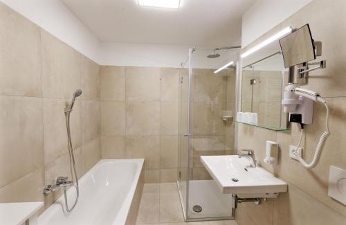 Lubbecke Hotel | Deeke's Quellenhof: Pet Friendly Stay with Top Amenities