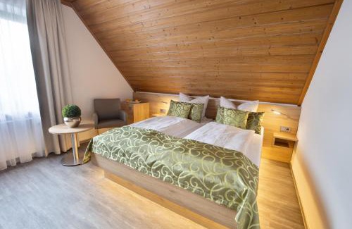 Lubbecke Hotel | Deeke's Quellenhof: Pet Friendly Stay with Top Amenities