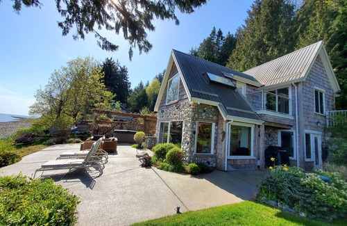 Regional District of Nanaimo Cottage | Deep Bay Ocean Front Cottage: Private Escape with Hot Tub