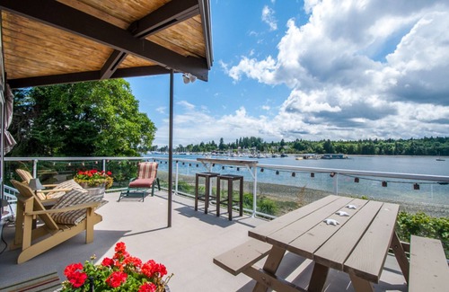 Regional District of Nanaimo House | Beachfront Haven at Deep Bay with Pool and Ocean Views