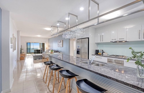 Brisbane Waterfront House | Relaxing Deep Blue 12 Apartment on Moreton Island