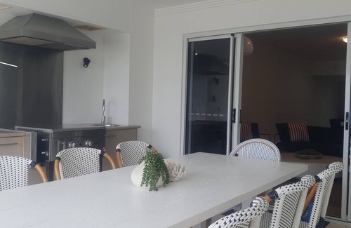 Brisbane Waterfront Apartment | Deep Blue 2 Apartment: Ocean View with Pool & Breakfast