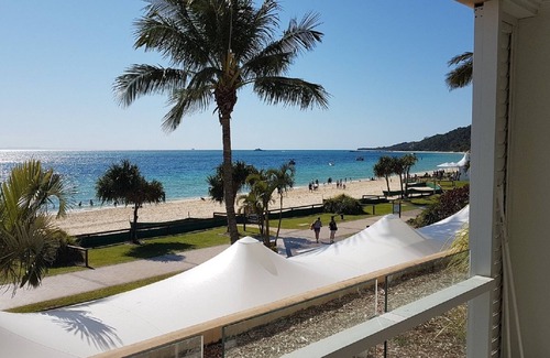 Brisbane Waterfront Apartment | Deep Blue 2 Apartment: Ocean View with Pool & Breakfast