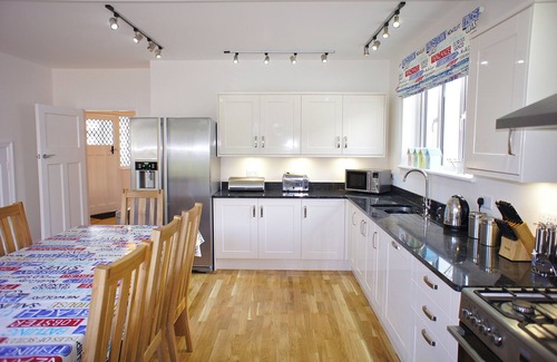 West Looe House | Deep Blue Shore: Oceanfront Escape with Pool & Spa