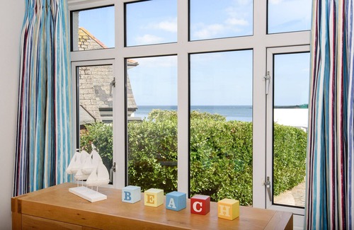West Looe House | Deep Blue Shore: Oceanfront Escape with Pool & Spa