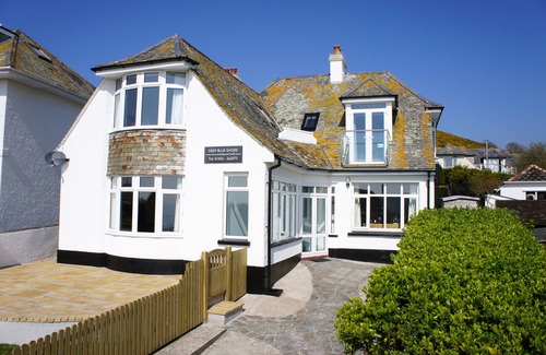 West Looe House | Deep Blue Shore: Oceanfront Escape with Pool & Spa