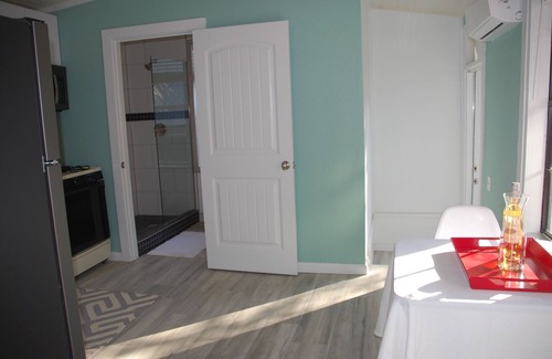 Westfield Cottage | Guest Rated 10/10: Deep Eddy Cottage with Pool & Breakfast
