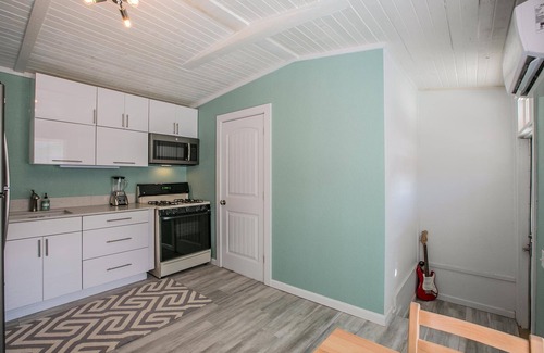 Westfield Cottage | Guest Rated 10/10: Deep Eddy Cottage with Pool & Breakfast