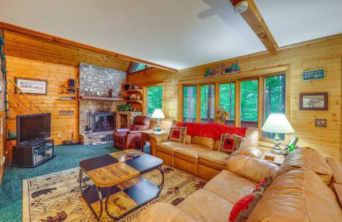 Deep Gap House | Deep Gap Cabin: Private Deck, Pool & Community Amenities!