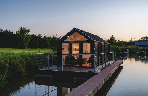 Huxley Apartment | Serene Retreat in the Cheshire Countryside with Breakfast