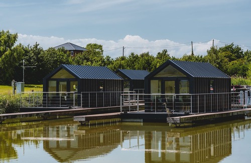 Huxley Apartment | Serene Retreat in the Cheshire Countryside with Breakfast