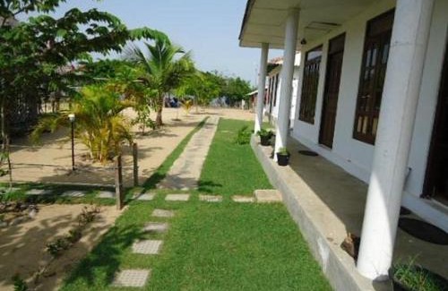 Manmunai North Hotel | Discover Deep Sea Resort with PADI Dive Center & Pool