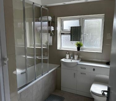 Oxford House | Serene Deep Sleep Bedroom: Guest Rated 9.5/10, Family Friendly