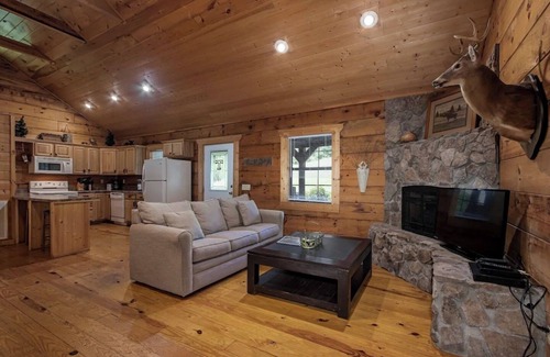 Tellico Plains Cabin | Modern Deer Cabin with Hot Tub - Rated 10/10 for Comfort