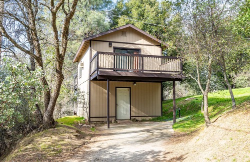 Oakhurst Cabin | Cozy Deer Heaven Cabin with Pool & Pet-Friendly Amenities