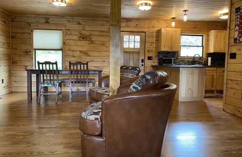 Piney Flats Cabin | Lakefront Deer Lick Cabin with Kitchen & Perfect Reviews