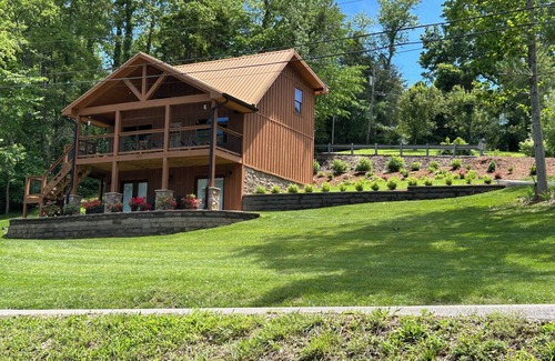 Piney Flats Cabin | Lakefront Deer Lick Cabin with Kitchen & Perfect Reviews