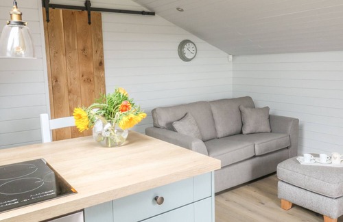 Blackburn Cottage | Relaxing Deer Lodge with Hot Tub in Langho, Lancashire