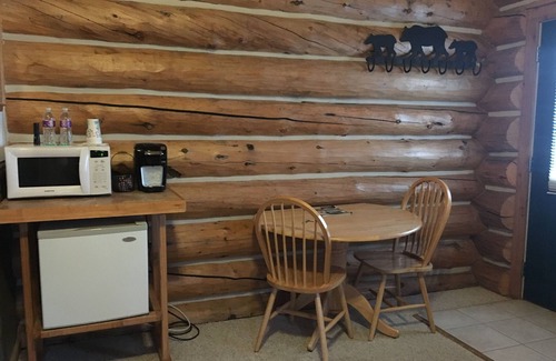 Rigby Cabin | Relaxing Log Cabin Retreat with Kitchenette & Pool Access