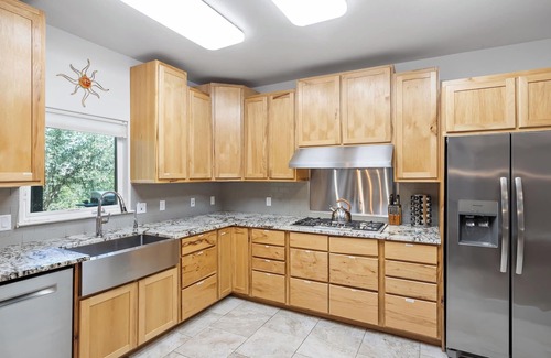 Austin House | Deer oh Deer! A Charming 4-bedroom house with WiFi, AC close to Dripping Springs