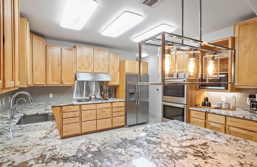 Austin House | Deer oh Deer! A Charming 4-bedroom house with WiFi, AC close to Dripping Springs