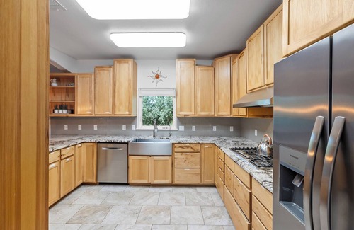 Austin House | Deer oh Deer! A Charming 4-bedroom house with WiFi, AC close to Dripping Springs