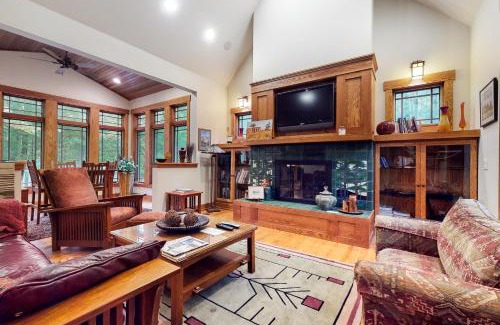 Glen Arbor House | Discover Deer Park 19 - Inn the Oaks: Family-Friendly Retreat