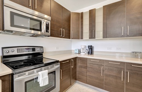 Deerfield Beach Condo | Cozy Deerfield Condo Suites: Pool, Breakfast & Family-Friendly