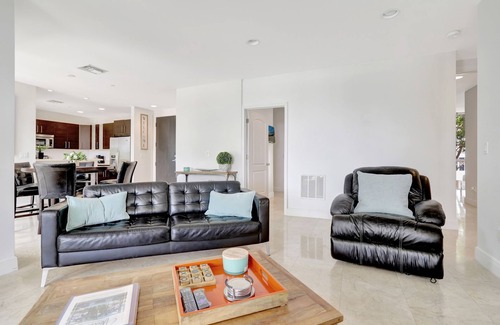 Deerfield Beach Condo | Cozy Deerfield Condo Suites: Pool, Breakfast & Family-Friendly