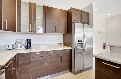 Deerfield Beach Condo | Cozy Deerfield Condo Suites: Pool, Breakfast & Family-Friendly