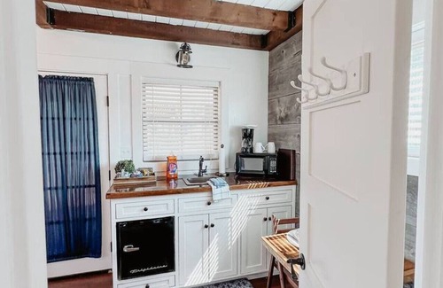 Elm Mott House | Cozy Deerfield Countryside Cabin with Family-Friendly Amenities