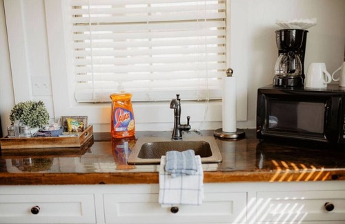 Elm Mott House | Cozy Deerfield Countryside Cabin with Family-Friendly Amenities