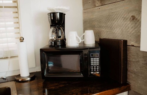 Elm Mott House | Cozy Deerfield Countryside Cabin with Family-Friendly Amenities