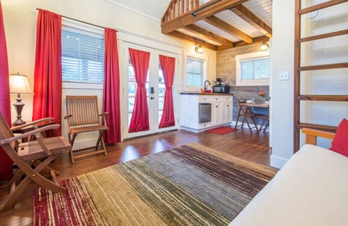 Lacy-Lakeview Cabin | Deerfield Countryside Tiny Cabin #2 - 10min to Silos at Magnolia