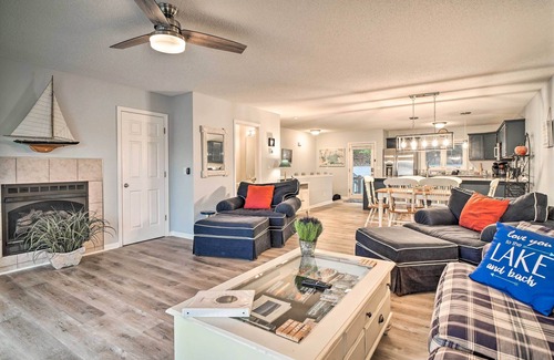 La Follette Condo | Deerfield Lakefront Condo with Pool & Boat Slip Access