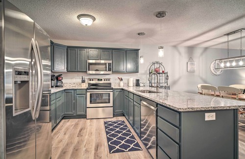 La Follette Condo | Deerfield Lakefront Condo with Pool & Boat Slip Access