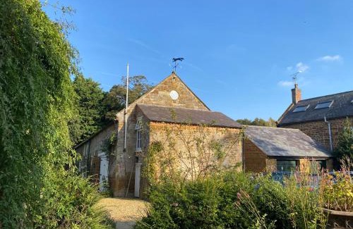 Woodford Halse Apartment | Pet-Friendly Retreat at Deerpark Barn with 9.2 Review Score